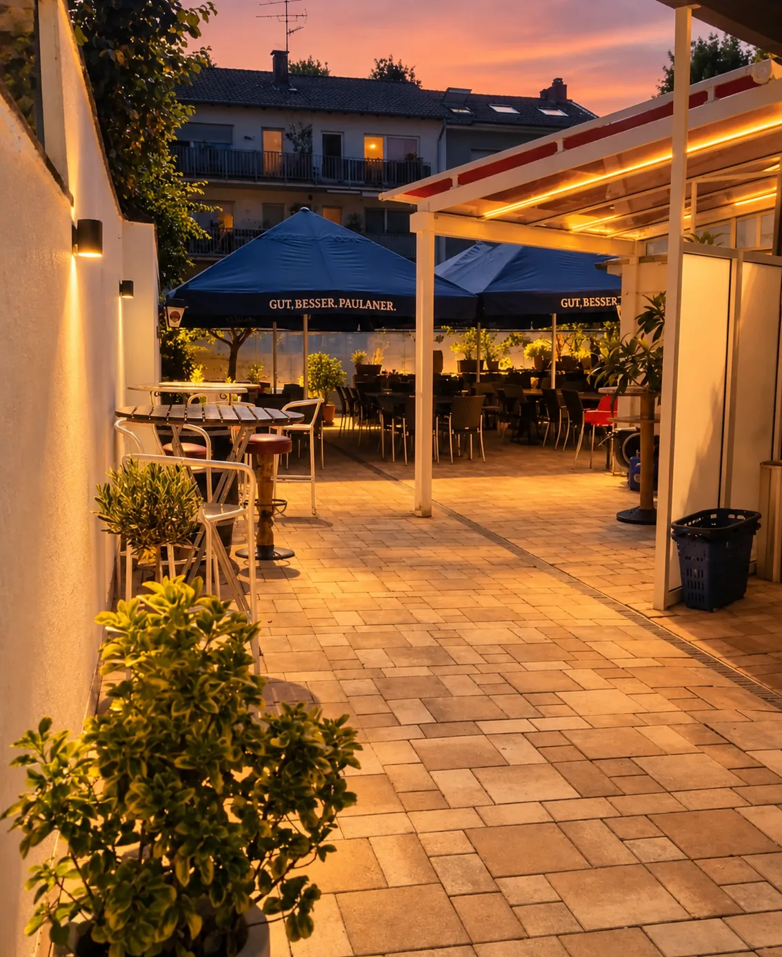 Pflasterter Hof mit Sitzplätzen und Überdachung