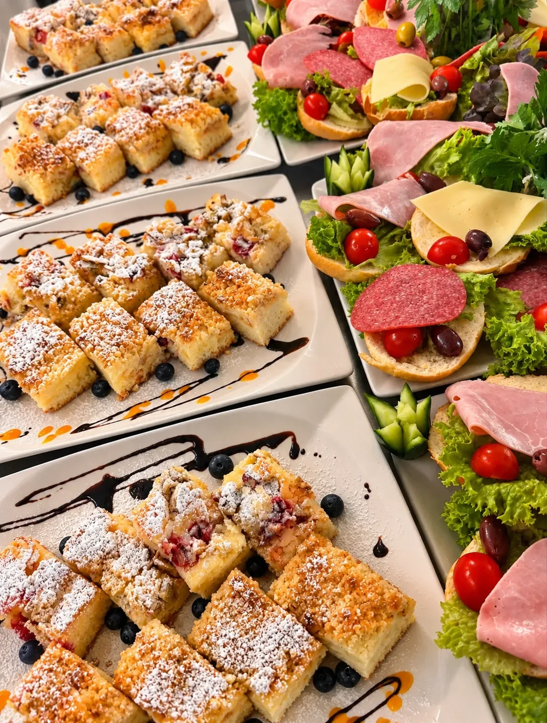 Belegte Brötchen und Streuselkuchen auf Platten vom Buffet
